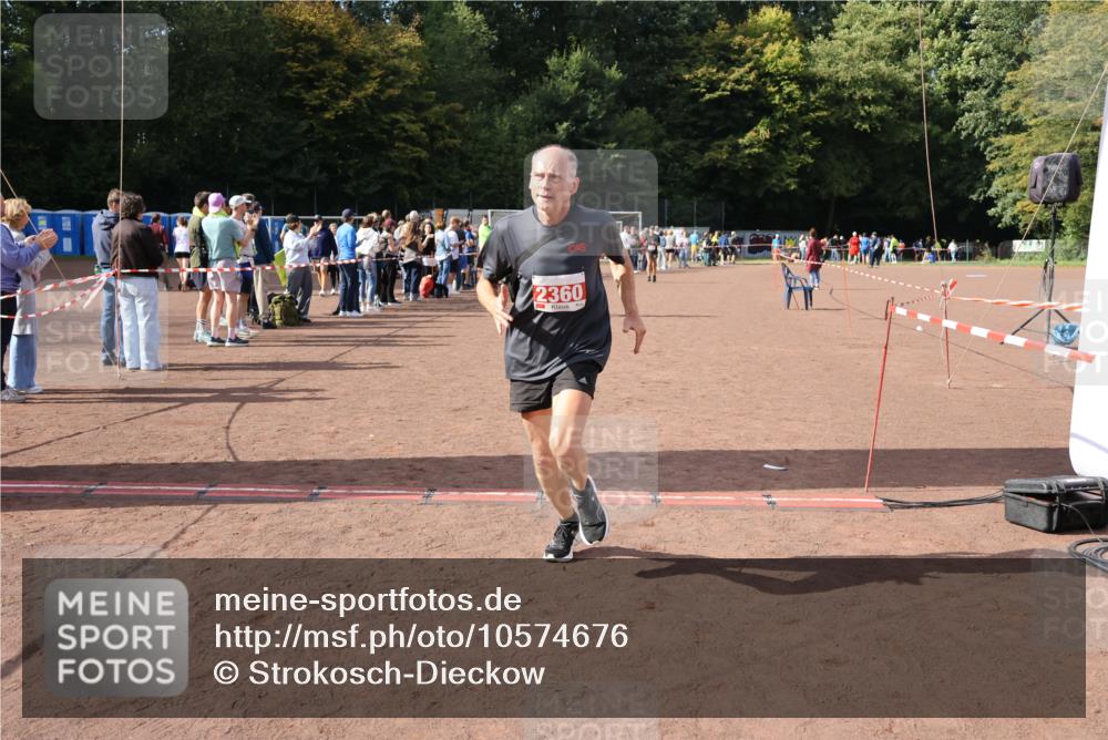 27.09.2026 - 35. Volkslauf durch das schöne Alstertal Strokosch-Dieckow http://msf.ph/oto/10574676 27.09.2026 12:28:53 Ziel 1075, 2360 meine-sportfotos.de