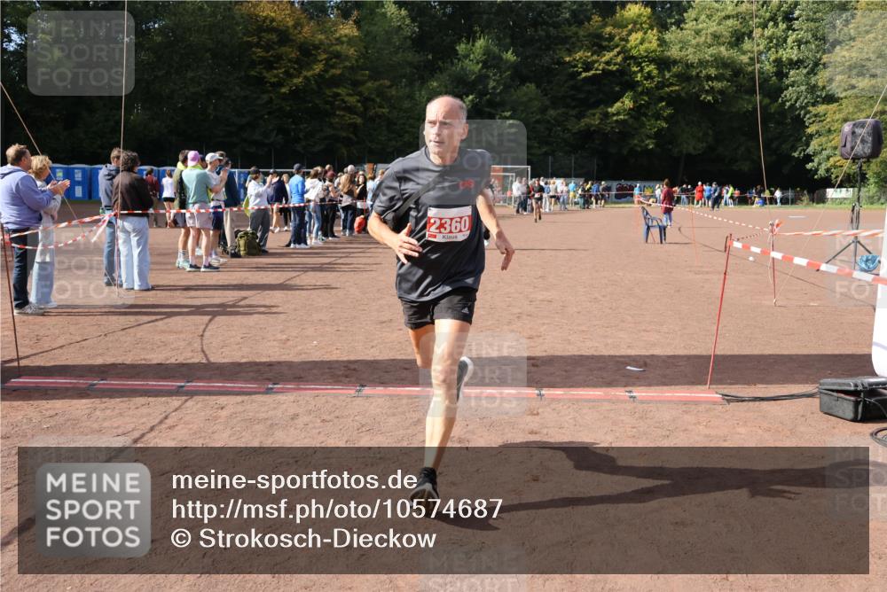27.09.2026 - 35. Volkslauf durch das schöne Alstertal Strokosch-Dieckow http://msf.ph/oto/10574687 27.09.2026 12:28:53 Ziel 1075, 2360 meine-sportfotos.de