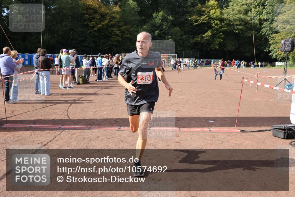 27.09.2026 - 35. Volkslauf durch das schöne Alstertal Strokosch-Dieckow http://msf.ph/oto/10574692 27.09.2026 12:28:53 Ziel 1075, 2360 meine-sportfotos.de
