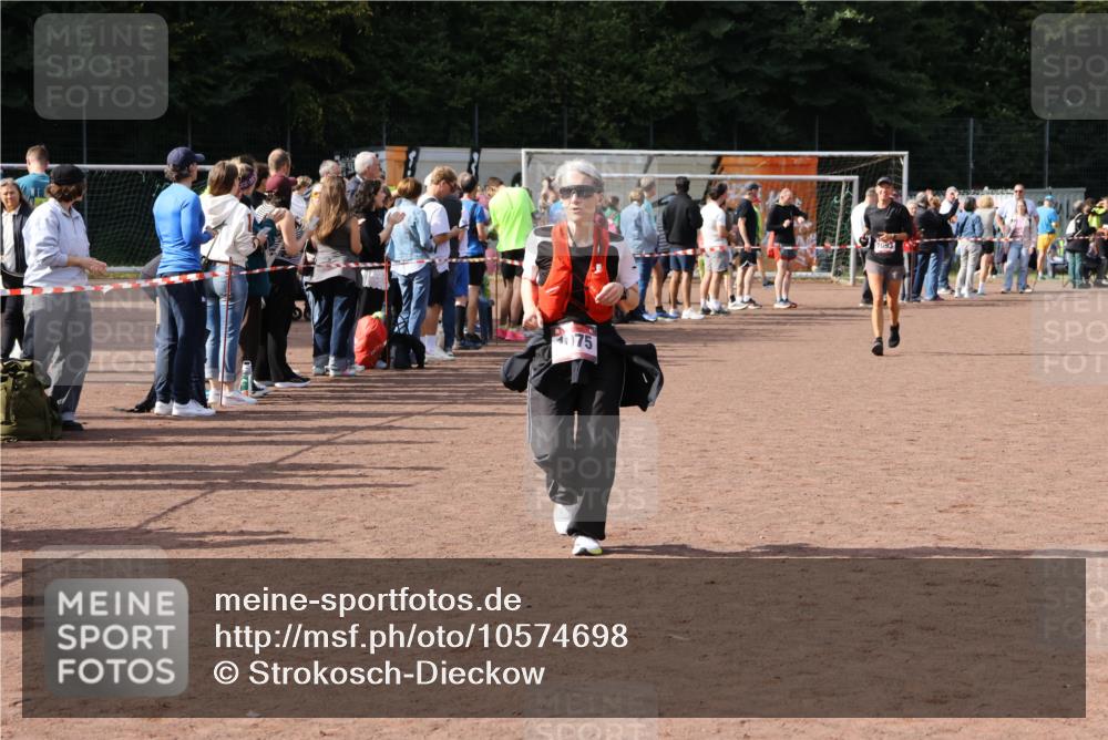 27.09.2026 - 35. Volkslauf durch das schöne Alstertal Strokosch-Dieckow http://msf.ph/oto/10574698 27.09.2026 12:28:56 Ziel 1075, 2360 meine-sportfotos.de