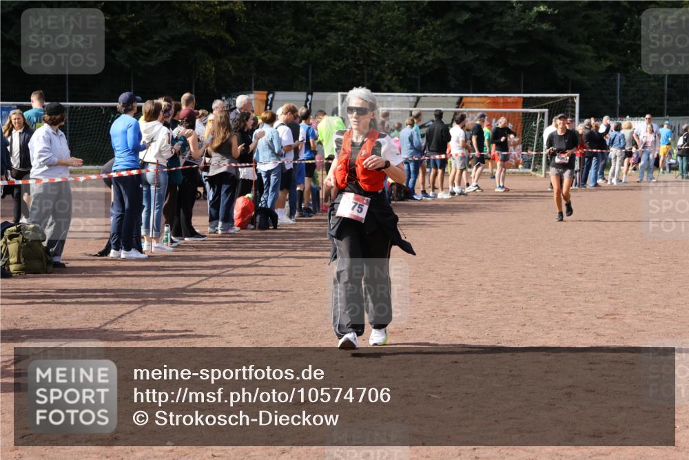 27.09.2026 - 35. Volkslauf durch das schöne Alstertal Strokosch-Dieckow http://msf.ph/oto/10574706 27.09.2026 12:28:56 Ziel 1075, 2360 meine-sportfotos.de