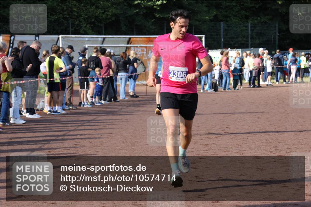 27.09.2026 - 35. Volkslauf durch das schöne Alstertal Strokosch-Dieckow http://msf.ph/oto/10574714 27.09.2026 11:20:20 Ziel 3166, 3306, 3380 meine-sportfotos.de