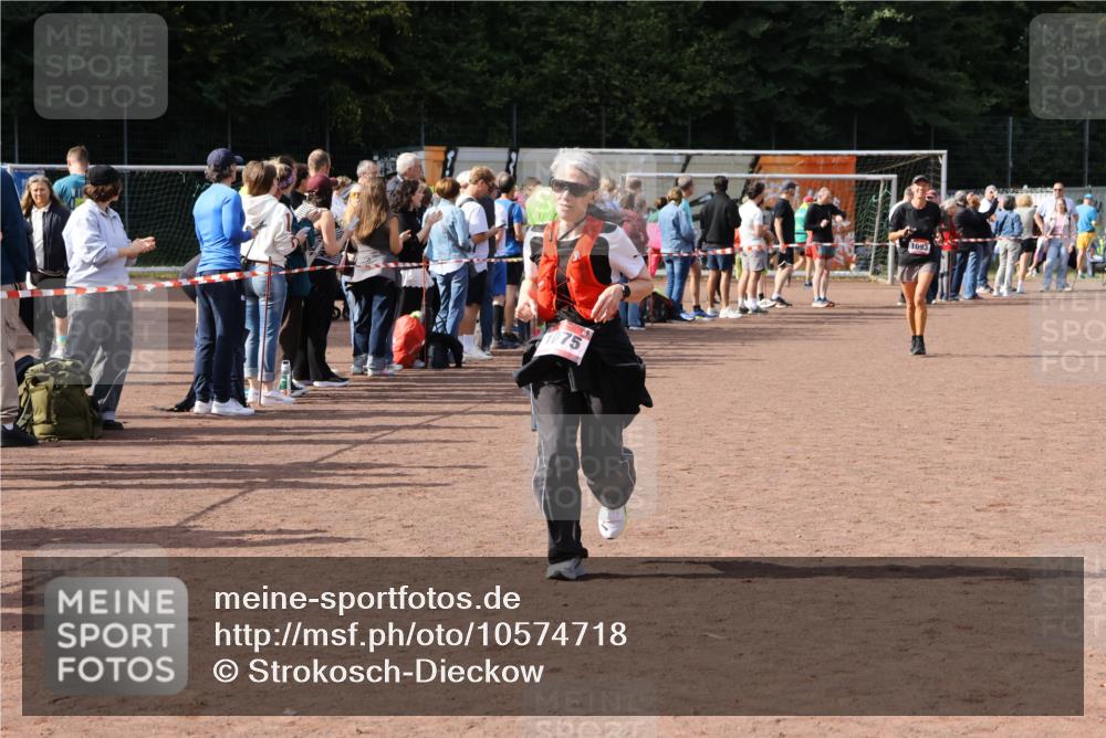 27.09.2026 - 35. Volkslauf durch das schöne Alstertal Strokosch-Dieckow http://msf.ph/oto/10574718 27.09.2026 12:28:56 Ziel 1075, 2360 meine-sportfotos.de