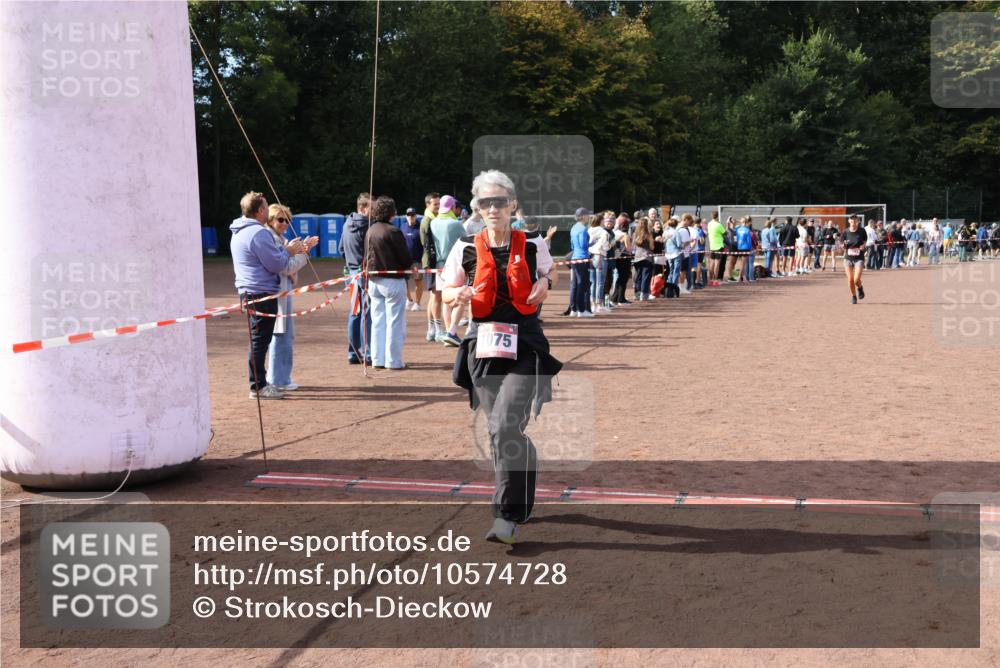 27.09.2026 - 35. Volkslauf durch das schöne Alstertal Strokosch-Dieckow http://msf.ph/oto/10574728 27.09.2026 12:28:58 Ziel 1075, 1093 meine-sportfotos.de