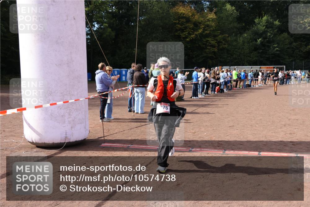 27.09.2026 - 35. Volkslauf durch das schöne Alstertal Strokosch-Dieckow http://msf.ph/oto/10574738 27.09.2026 12:28:58 Ziel 1075, 1093 meine-sportfotos.de