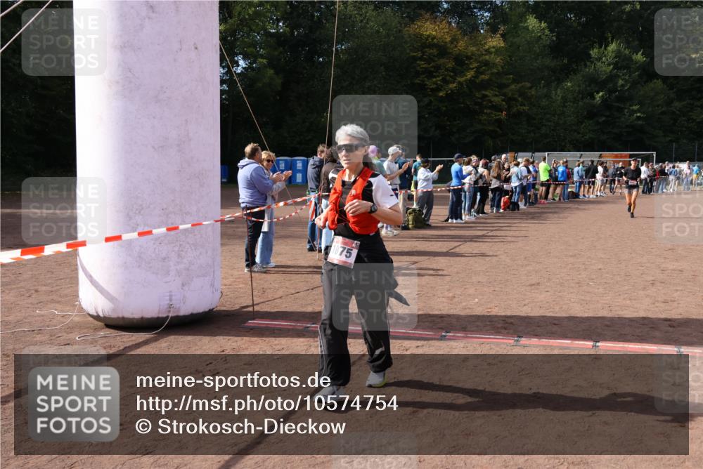 27.09.2026 - 35. Volkslauf durch das schöne Alstertal Strokosch-Dieckow http://msf.ph/oto/10574754 27.09.2026 12:28:59 Ziel 1075, 1093 meine-sportfotos.de