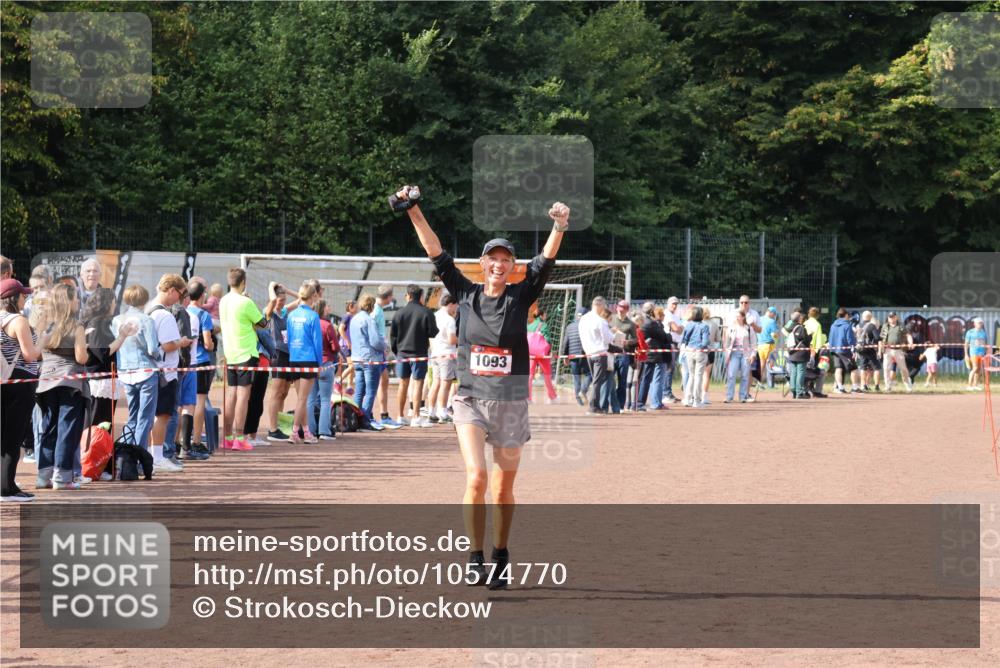 27.09.2026 - 35. Volkslauf durch das schöne Alstertal Strokosch-Dieckow http://msf.ph/oto/10574770 27.09.2026 12:29:02 Ziel 1093 meine-sportfotos.de