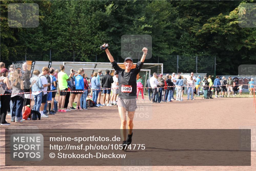 27.09.2026 - 35. Volkslauf durch das schöne Alstertal Strokosch-Dieckow http://msf.ph/oto/10574775 27.09.2026 12:29:02 Ziel 1093 meine-sportfotos.de