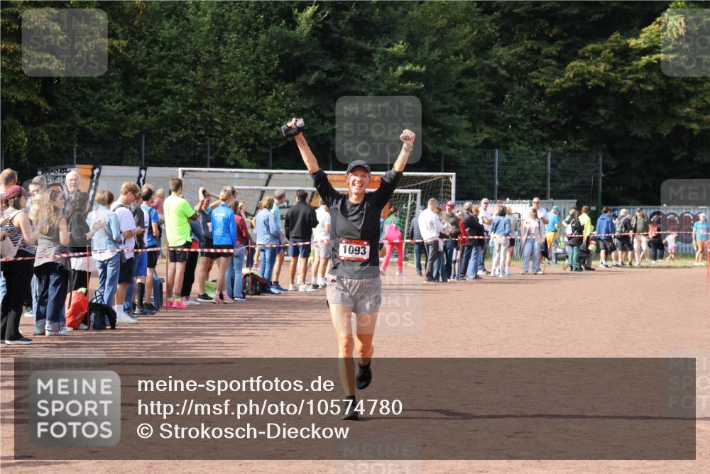 27.09.2026 - 35. Volkslauf durch das schöne Alstertal Strokosch-Dieckow http://msf.ph/oto/10574780 27.09.2026 12:29:02 Ziel 1093 meine-sportfotos.de