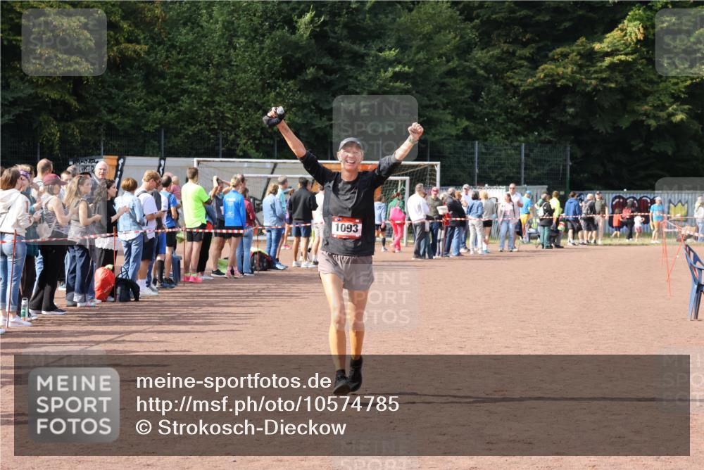 27.09.2026 - 35. Volkslauf durch das schöne Alstertal Strokosch-Dieckow http://msf.ph/oto/10574785 27.09.2026 12:29:03 Ziel 1093 meine-sportfotos.de