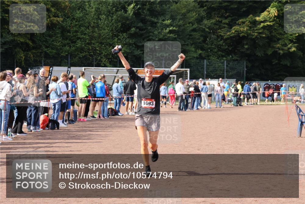27.09.2026 - 35. Volkslauf durch das schöne Alstertal Strokosch-Dieckow http://msf.ph/oto/10574794 27.09.2026 12:29:03 Ziel 1093 meine-sportfotos.de