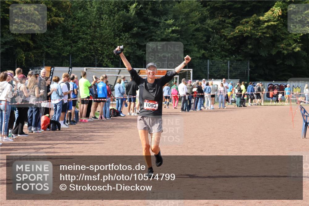 27.09.2026 - 35. Volkslauf durch das schöne Alstertal Strokosch-Dieckow http://msf.ph/oto/10574799 27.09.2026 12:29:03 Ziel 1093 meine-sportfotos.de