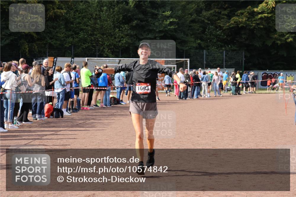 27.09.2026 - 35. Volkslauf durch das schöne Alstertal Strokosch-Dieckow http://msf.ph/oto/10574842 27.09.2026 12:29:03 Ziel 1093 meine-sportfotos.de