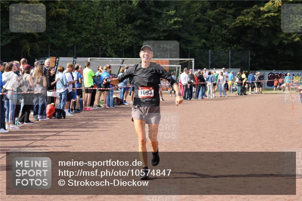 27.09.2026 - 35. Volkslauf durch das schöne Alstertal Strokosch-Dieckow http://msf.ph/oto/10574847 27.09.2026 12:29:03 Ziel 1093 meine-sportfotos.de