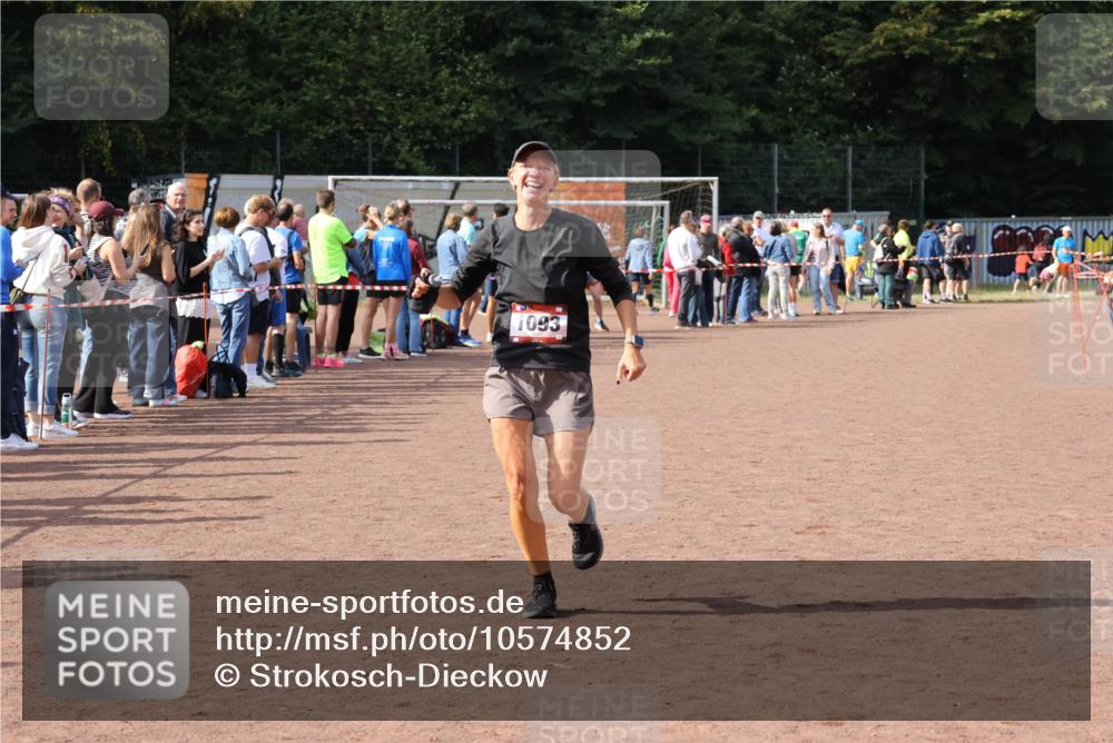 27.09.2026 - 35. Volkslauf durch das schöne Alstertal Strokosch-Dieckow http://msf.ph/oto/10574852 27.09.2026 12:29:04 Ziel 1093 meine-sportfotos.de