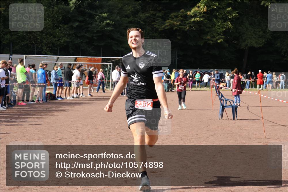 27.09.2026 - 35. Volkslauf durch das schöne Alstertal Strokosch-Dieckow http://msf.ph/oto/10574898 27.09.2026 12:29:16 Ziel 2274, 2362 meine-sportfotos.de