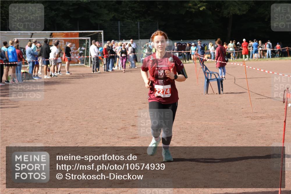 27.09.2026 - 35. Volkslauf durch das schöne Alstertal Strokosch-Dieckow http://msf.ph/oto/10574939 27.09.2026 12:29:22 Ziel 2274 meine-sportfotos.de