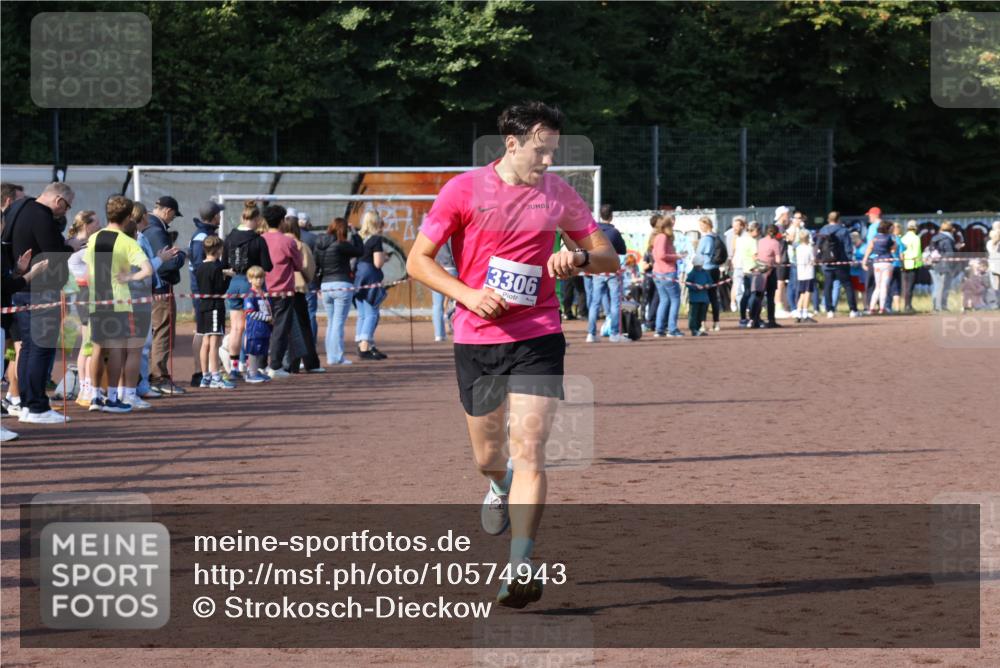 27.09.2026 - 35. Volkslauf durch das schöne Alstertal Strokosch-Dieckow http://msf.ph/oto/10574943 27.09.2026 11:20:20 Ziel 3166, 3306, 3380 meine-sportfotos.de