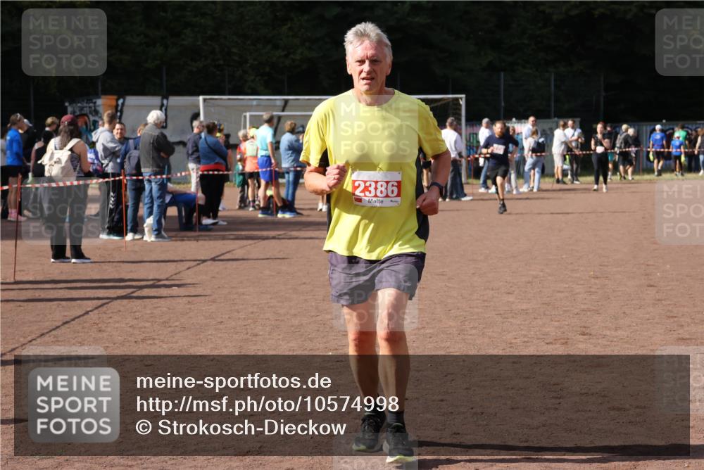27.09.2026 - 35. Volkslauf durch das schöne Alstertal Strokosch-Dieckow http://msf.ph/oto/10574998 27.09.2026 12:34:02 Ziel 2236, 2386 meine-sportfotos.de