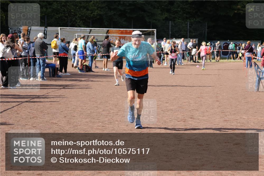 27.09.2026 - 35. Volkslauf durch das schöne Alstertal Strokosch-Dieckow http://msf.ph/oto/10575117 27.09.2026 12:34:41 Ziel 2252, 2263, 2389 meine-sportfotos.de