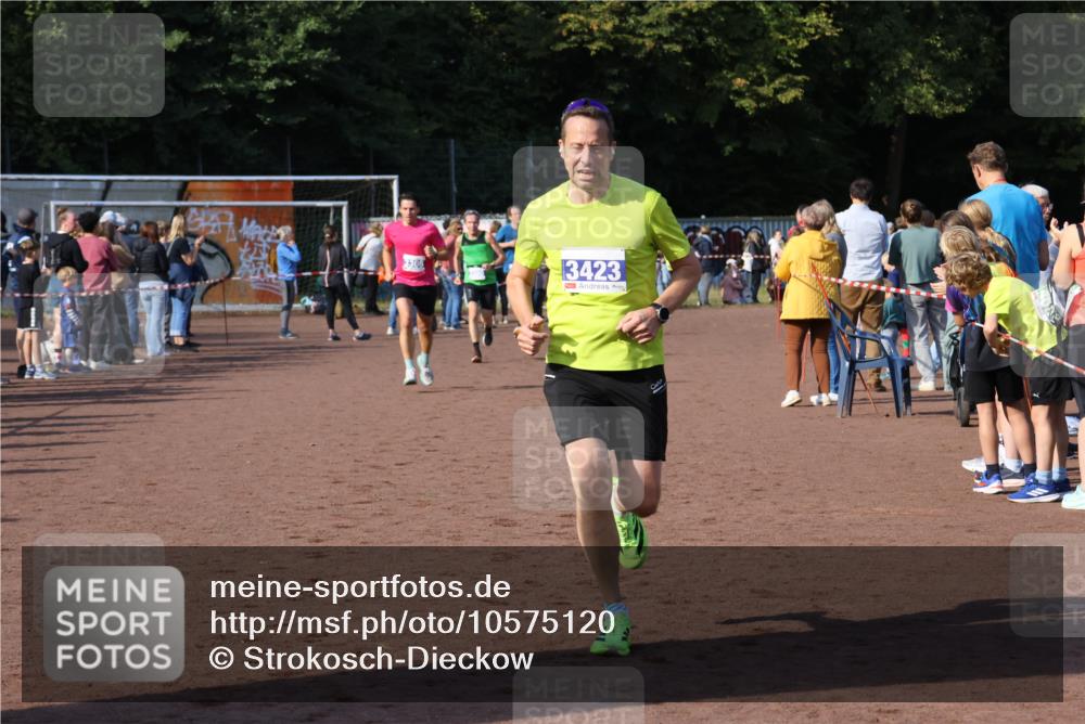 27.09.2026 - 35. Volkslauf durch das schöne Alstertal Strokosch-Dieckow http://msf.ph/oto/10575120 27.09.2026 11:20:15 Ziel 3306, 3380, 3423 meine-sportfotos.de