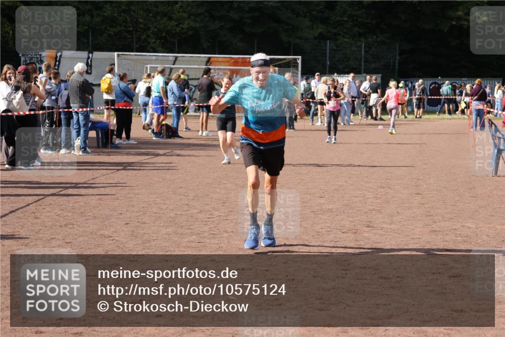 27.09.2026 - 35. Volkslauf durch das schöne Alstertal Strokosch-Dieckow http://msf.ph/oto/10575124 27.09.2026 12:34:41 Ziel 2252, 2263, 2389 meine-sportfotos.de