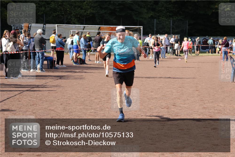 27.09.2026 - 35. Volkslauf durch das schöne Alstertal Strokosch-Dieckow http://msf.ph/oto/10575133 27.09.2026 12:34:41 Ziel 2252, 2263, 2389 meine-sportfotos.de