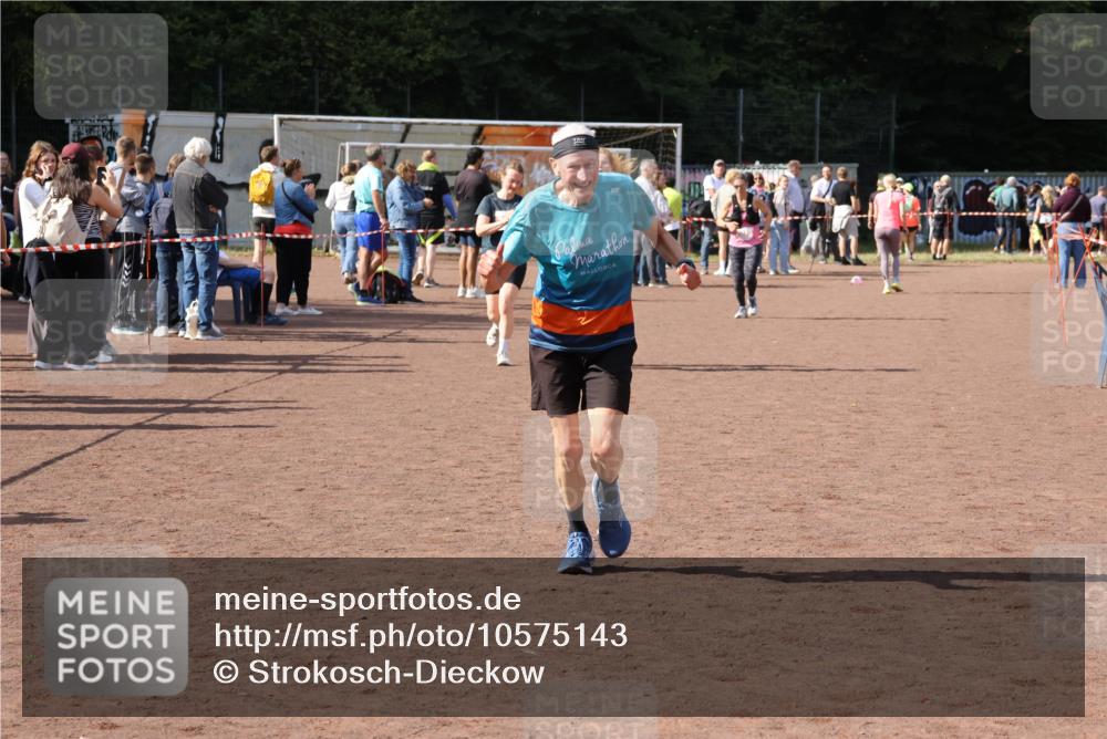 27.09.2026 - 35. Volkslauf durch das schöne Alstertal Strokosch-Dieckow http://msf.ph/oto/10575143 27.09.2026 12:34:41 Ziel 2252, 2263, 2389 meine-sportfotos.de