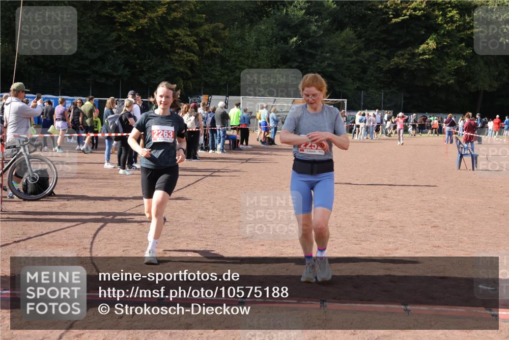 27.09.2026 - 35. Volkslauf durch das schöne Alstertal Strokosch-Dieckow http://msf.ph/oto/10575188 27.09.2026 12:34:47 Ziel 2029, 2252, 2263, 2389 meine-sportfotos.de