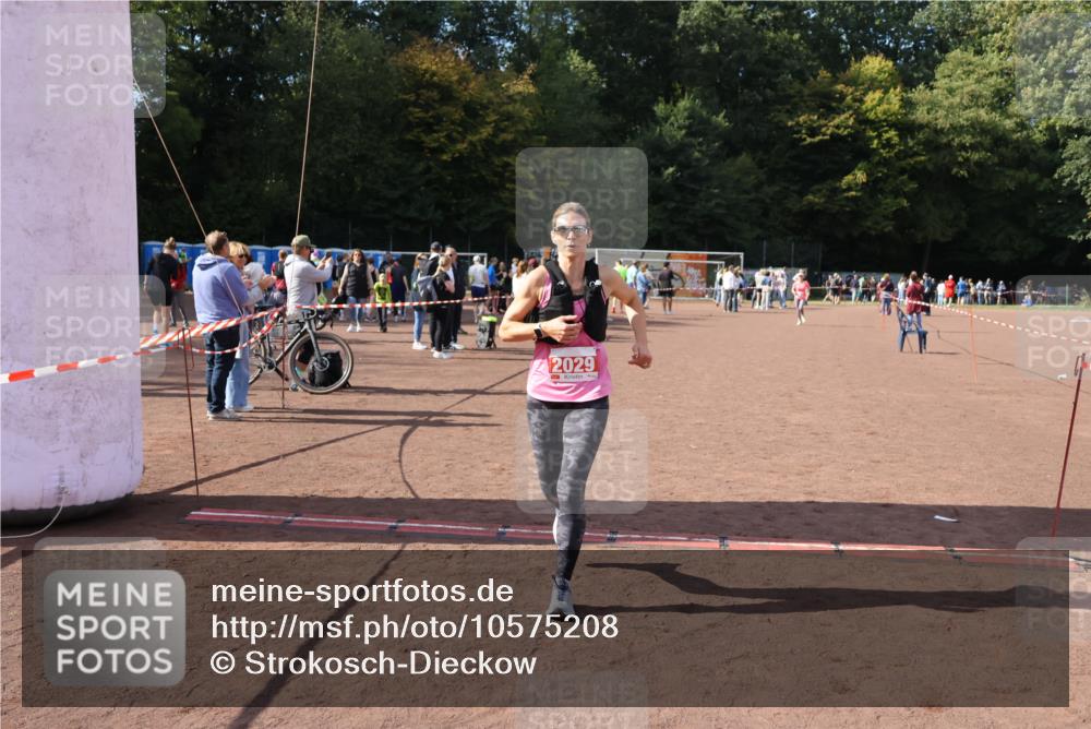 27.09.2026 - 35. Volkslauf durch das schöne Alstertal Strokosch-Dieckow http://msf.ph/oto/10575208 27.09.2026 12:34:51 Ziel 2029, 2030, 2252, 2263 meine-sportfotos.de