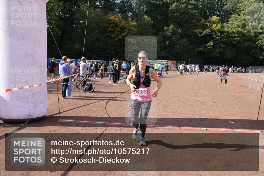 27.09.2026 - 35. Volkslauf durch das schöne Alstertal Strokosch-Dieckow http://msf.ph/oto/10575217 27.09.2026 12:34:51 Ziel 2029, 2030, 2252, 2263 meine-sportfotos.de