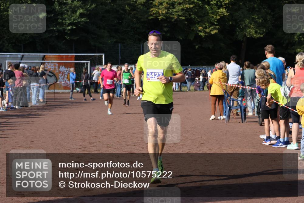 27.09.2026 - 35. Volkslauf durch das schöne Alstertal Strokosch-Dieckow http://msf.ph/oto/10575222 27.09.2026 11:20:15 Ziel 3306, 3380, 3423 meine-sportfotos.de