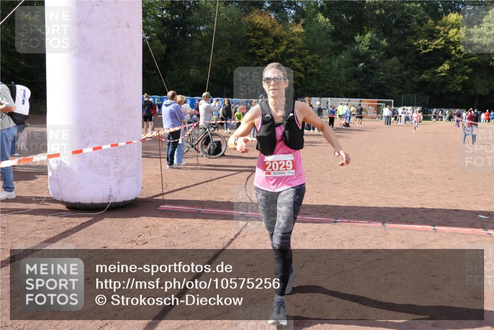 27.09.2026 - 35. Volkslauf durch das schöne Alstertal Strokosch-Dieckow http://msf.ph/oto/10575256 27.09.2026 12:34:51 Ziel 2029, 2030, 2252, 2263 meine-sportfotos.de