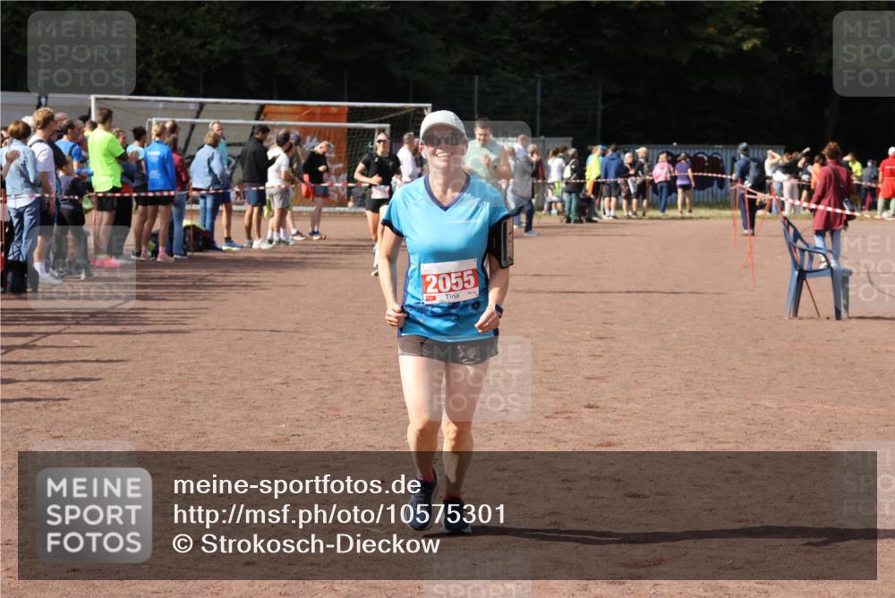 27.09.2026 - 35. Volkslauf durch das schöne Alstertal Strokosch-Dieckow http://msf.ph/oto/10575301 27.09.2026 12:29:38 Ziel 1081, 2000, 2053, 2055 meine-sportfotos.de
