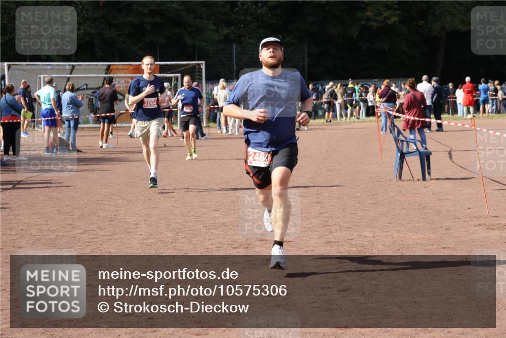 27.09.2026 - 35. Volkslauf durch das schöne Alstertal Strokosch-Dieckow http://msf.ph/oto/10575306 27.09.2026 12:35:10 Ziel 1654, 2094, 2464 meine-sportfotos.de