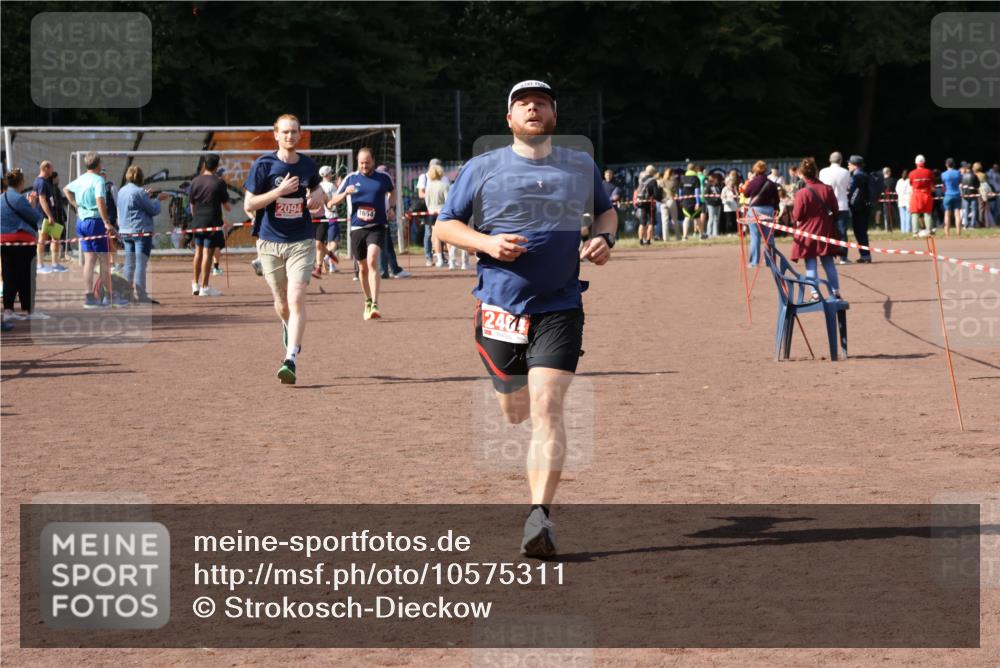 27.09.2026 - 35. Volkslauf durch das schöne Alstertal Strokosch-Dieckow http://msf.ph/oto/10575311 27.09.2026 12:35:10 Ziel 1654, 2094, 2464 meine-sportfotos.de