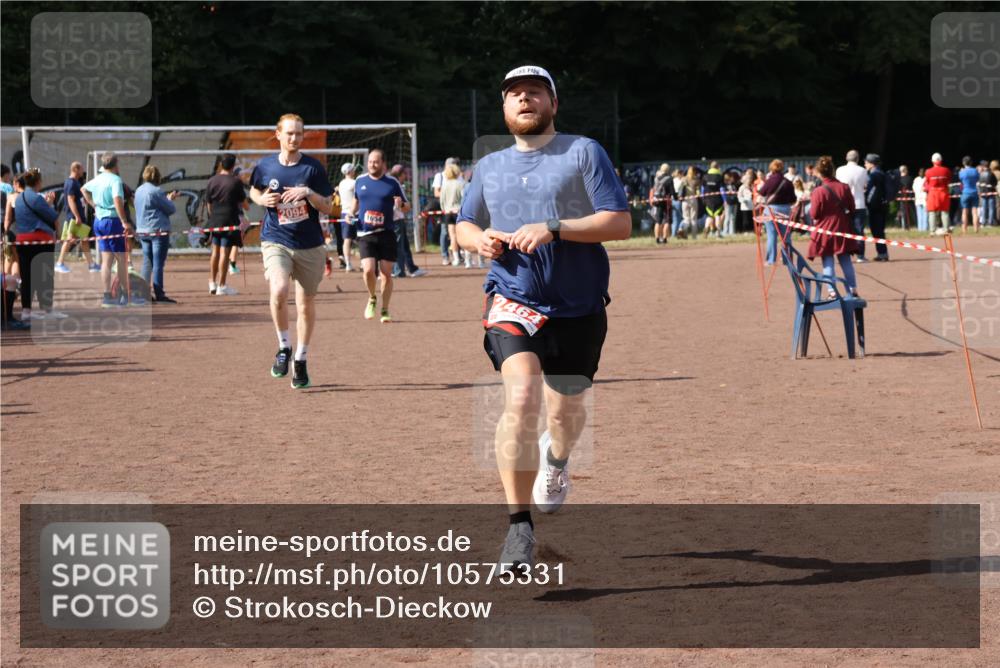 27.09.2026 - 35. Volkslauf durch das schöne Alstertal Strokosch-Dieckow http://msf.ph/oto/10575331 27.09.2026 12:35:10 Ziel 1654, 2094, 2464 meine-sportfotos.de