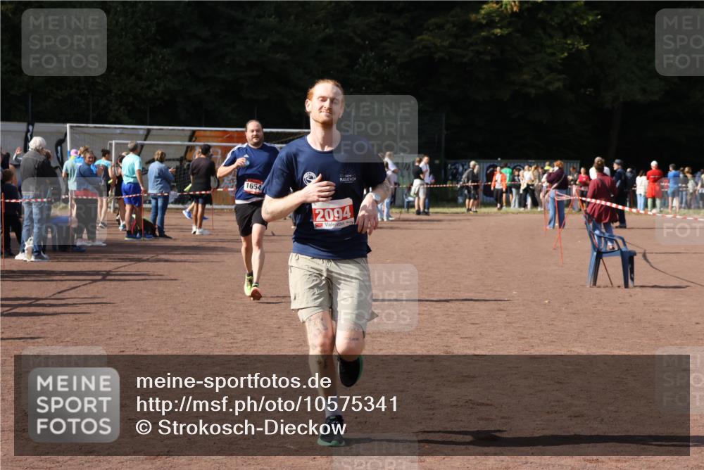 27.09.2026 - 35. Volkslauf durch das schöne Alstertal Strokosch-Dieckow http://msf.ph/oto/10575341 27.09.2026 12:35:14 Ziel 1654, 2094, 2464 meine-sportfotos.de