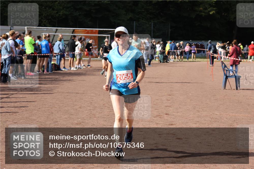 27.09.2026 - 35. Volkslauf durch das schöne Alstertal Strokosch-Dieckow http://msf.ph/oto/10575346 27.09.2026 12:29:38 Ziel 1081, 2000, 2053, 2055 meine-sportfotos.de