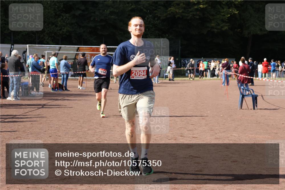 27.09.2026 - 35. Volkslauf durch das schöne Alstertal Strokosch-Dieckow http://msf.ph/oto/10575350 27.09.2026 12:35:14 Ziel 1654, 2094, 2464 meine-sportfotos.de