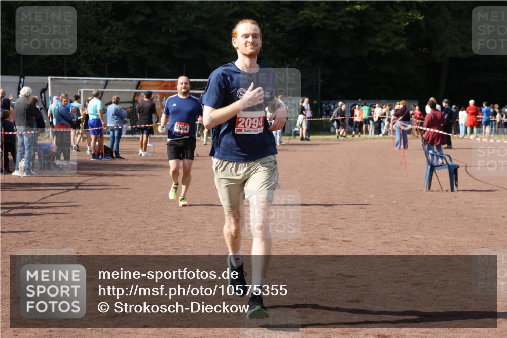 27.09.2026 - 35. Volkslauf durch das schöne Alstertal Strokosch-Dieckow http://msf.ph/oto/10575355 27.09.2026 12:35:14 Ziel 1654, 2094, 2464 meine-sportfotos.de