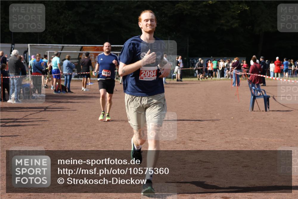 27.09.2026 - 35. Volkslauf durch das schöne Alstertal Strokosch-Dieckow http://msf.ph/oto/10575360 27.09.2026 12:35:14 Ziel 1654, 2094, 2464 meine-sportfotos.de