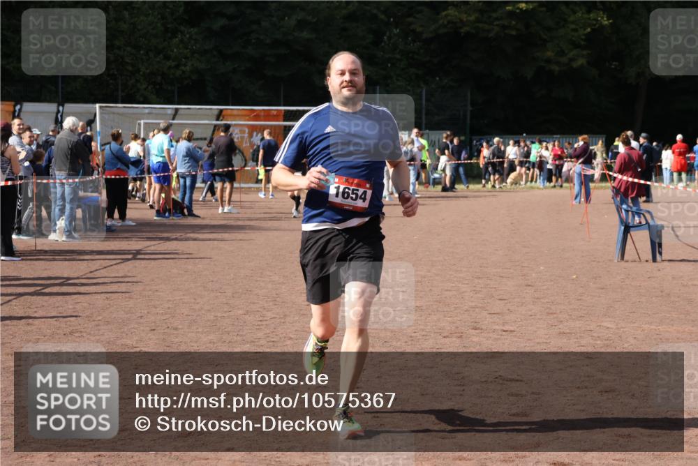 27.09.2026 - 35. Volkslauf durch das schöne Alstertal Strokosch-Dieckow http://msf.ph/oto/10575367 27.09.2026 12:35:17 Ziel 1654, 2094 meine-sportfotos.de