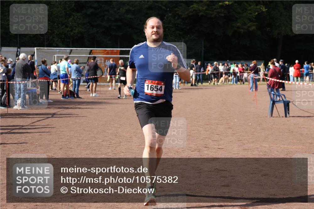 27.09.2026 - 35. Volkslauf durch das schöne Alstertal Strokosch-Dieckow http://msf.ph/oto/10575382 27.09.2026 12:35:17 Ziel 1654, 2094 meine-sportfotos.de