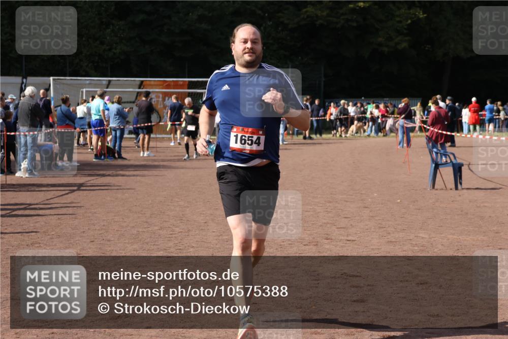 27.09.2026 - 35. Volkslauf durch das schöne Alstertal Strokosch-Dieckow http://msf.ph/oto/10575388 27.09.2026 12:35:17 Ziel 1654, 2094 meine-sportfotos.de