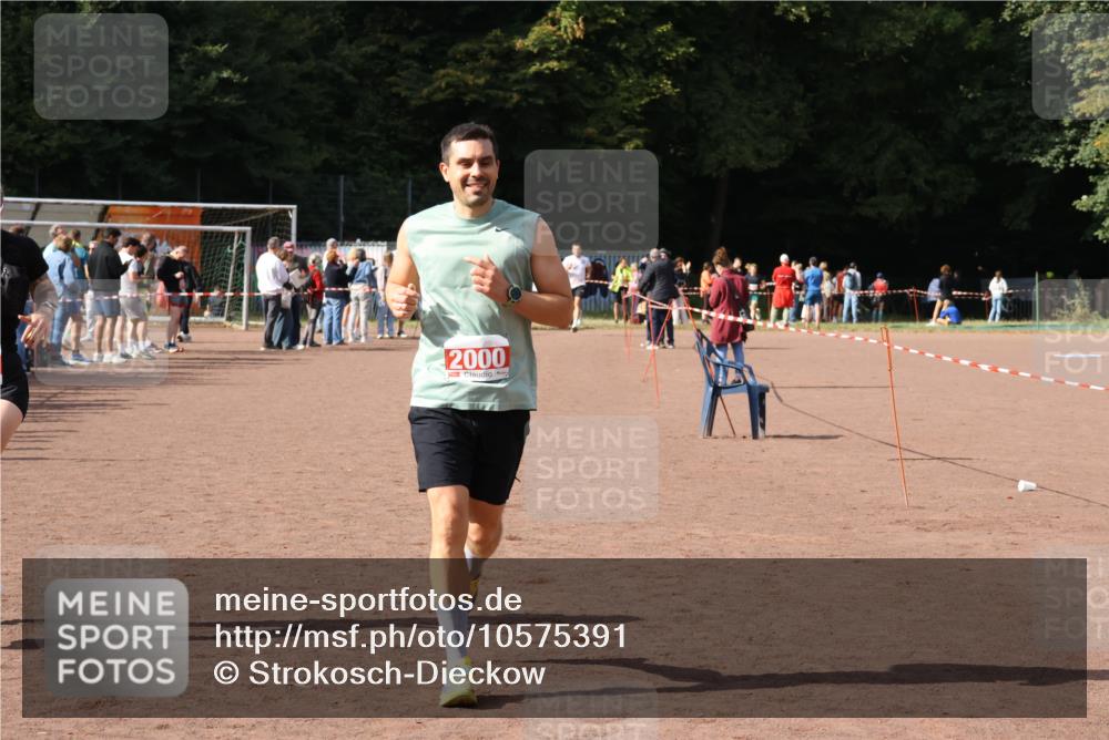 27.09.2026 - 35. Volkslauf durch das schöne Alstertal Strokosch-Dieckow http://msf.ph/oto/10575391 27.09.2026 12:29:44 Ziel 2000, 2053 meine-sportfotos.de