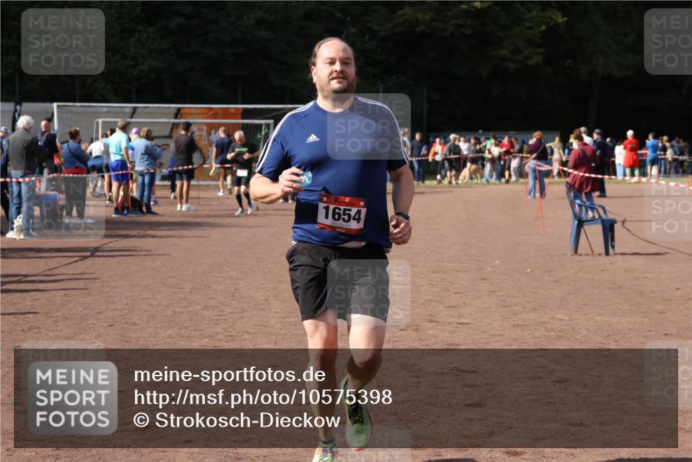 27.09.2026 - 35. Volkslauf durch das schöne Alstertal Strokosch-Dieckow http://msf.ph/oto/10575398 27.09.2026 12:35:17 Ziel 1654, 2094 meine-sportfotos.de