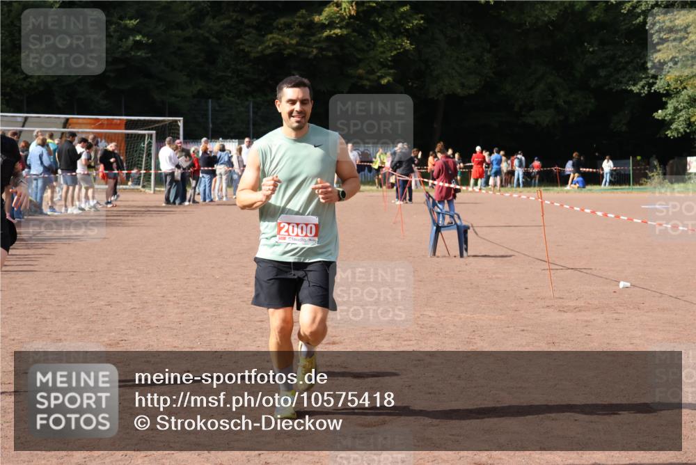 27.09.2026 - 35. Volkslauf durch das schöne Alstertal Strokosch-Dieckow http://msf.ph/oto/10575418 27.09.2026 12:29:44 Ziel 2000, 2053 meine-sportfotos.de