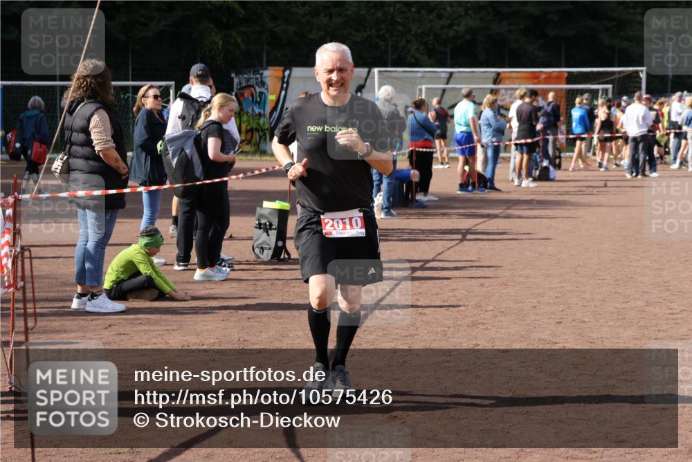 27.09.2026 - 35. Volkslauf durch das schöne Alstertal Strokosch-Dieckow http://msf.ph/oto/10575426 27.09.2026 12:35:29 Ziel 2010 meine-sportfotos.de