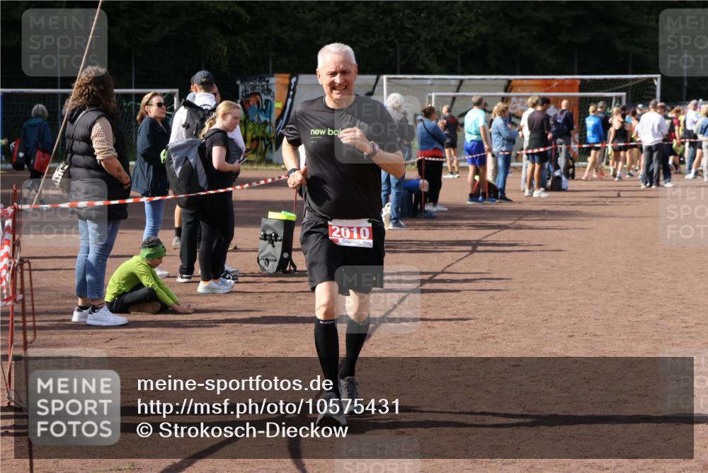 27.09.2026 - 35. Volkslauf durch das schöne Alstertal Strokosch-Dieckow http://msf.ph/oto/10575431 27.09.2026 12:35:29 Ziel 2010 meine-sportfotos.de